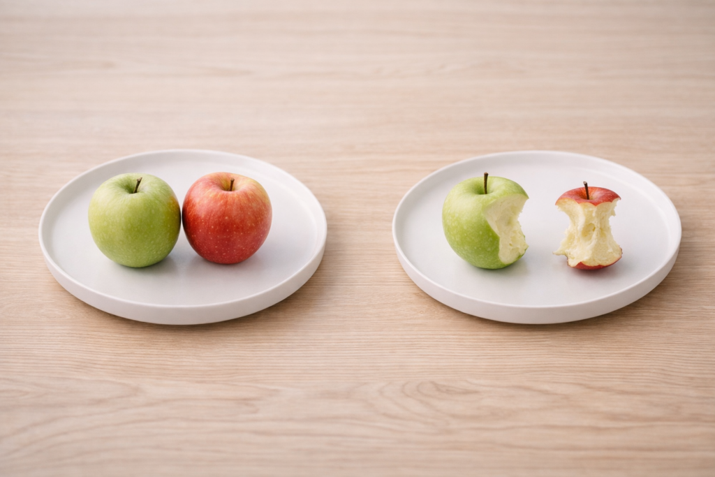 Két tányér almával: az egyik érintetlen, a másikon félig megevett alma – egyéni ételreakciók IBS- és FODMAP-nál.